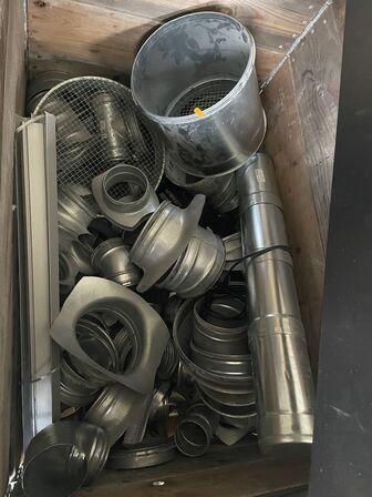 To pallerammer m. ventilationsudstyr