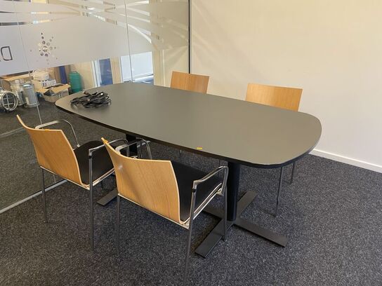 Konfrerncebord med fire stole