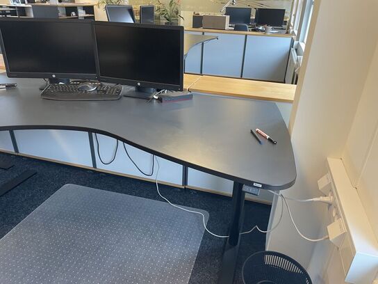 Hæve/sænkebord med hjørne KINNARPS