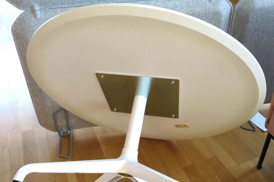 2 stk. Puf. Mrk: Johanson & loungebord.