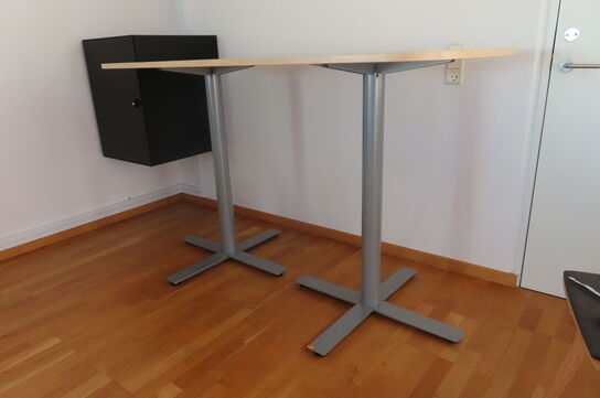Højbord på 2 søjler. Mrk. Kinnarps.