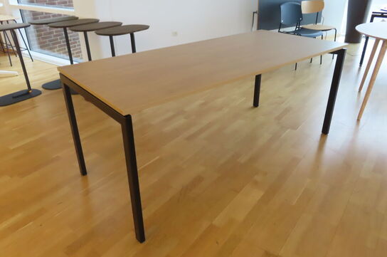Møde-/kantinebord. Mrk: Kinnarps.