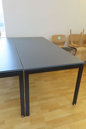 2 stk. Møde-/kantineborde.