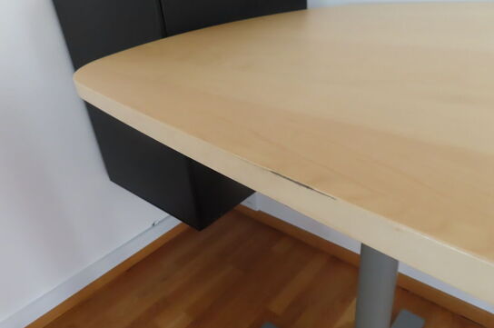 Højbord på 2 søjler. Mrk. Kinnarps.