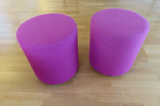 2 stk. Puf. Mrk: Johanson & loungebord.