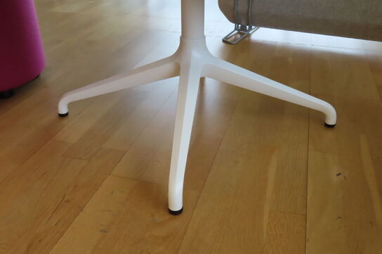 2 stk. Puf. Mrk: Johanson & loungebord.