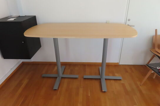 Højbord på 2 søjler. Mrk. Kinnarps.