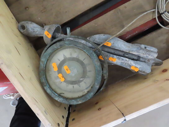 Anker og Kompas fra Båd