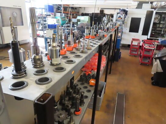 Reol til CNC-skæreværktøjer og -værktøjsholdere (uden værktøjer)