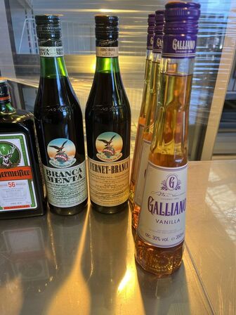 9 flasker likør, sirup og bitter
