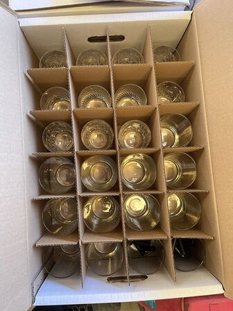 Drikkeservice uspecifiseret antal glas opbevaret i 20 stk. flyttekasser