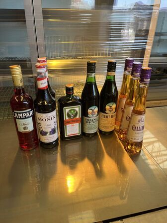 9 flasker likør, sirup og bitter