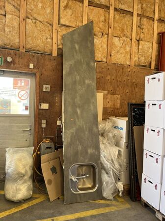 Køkkenlangbord træ/kalkmalet inklusiv rustfri stålvask med vandhane og afløb