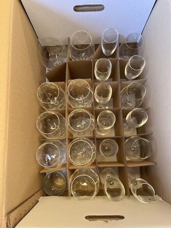 Drikkeservice uspecifiseret antal glas opbevaret i 20 stk. flyttekasser