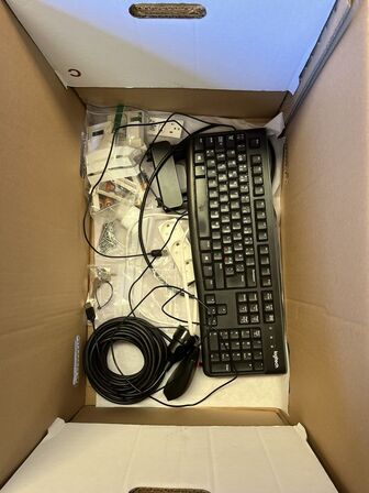 DJ pult, forstærker, 3 stk. højtalere, strømstik/kabler, skærm, keyboard