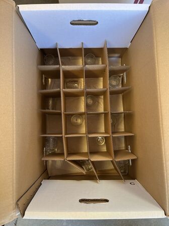 Drikkeservice uspecifiseret antal glas opbevaret i 20 stk. flyttekasser