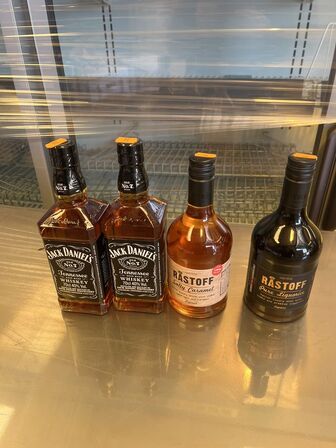 2 flasker whisky + 2 flasker likør shots i to varianter