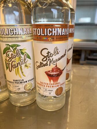 7 flasker vodka STOLICHNAYA, tre varianter