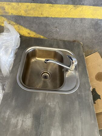 Køkkenlangbord træ/kalkmalet inklusiv rustfri stålvask med vandhane og afløb