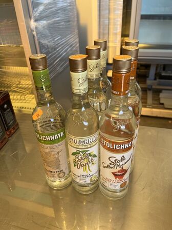 7 flasker vodka STOLICHNAYA, tre varianter