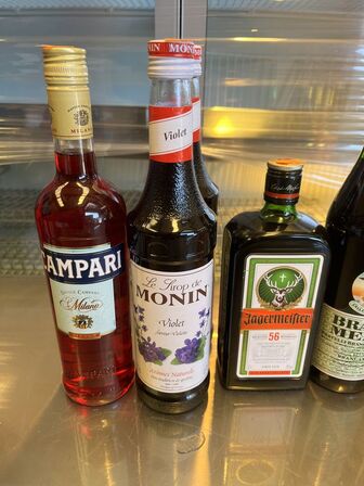 9 flasker likør, sirup og bitter