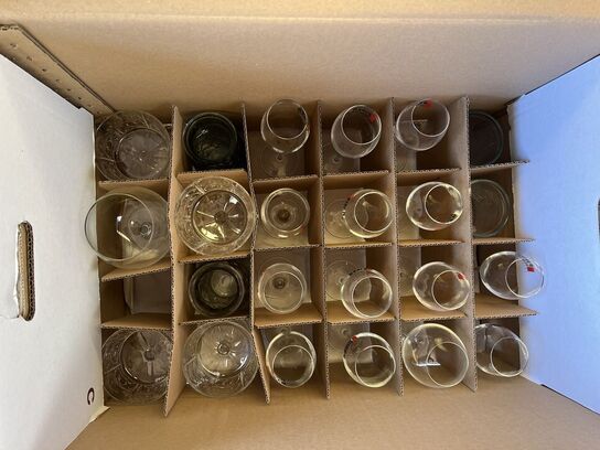 Drikkeservice uspecifiseret antal glas opbevaret i 20 stk. flyttekasser