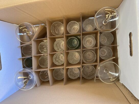 Drikkeservice uspecifiseret antal glas opbevaret i 20 stk. flyttekasser