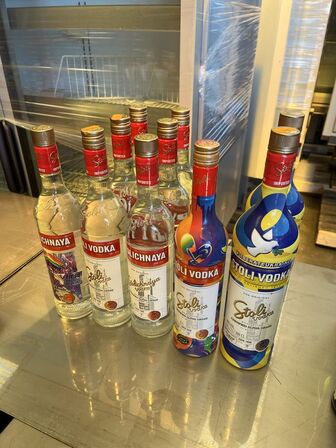 10 flasker vodka STOLICHNAYA, fire varianter