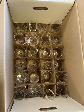 Drikkeservice uspecifiseret antal glas opbevaret i 20 stk. flyttekasser