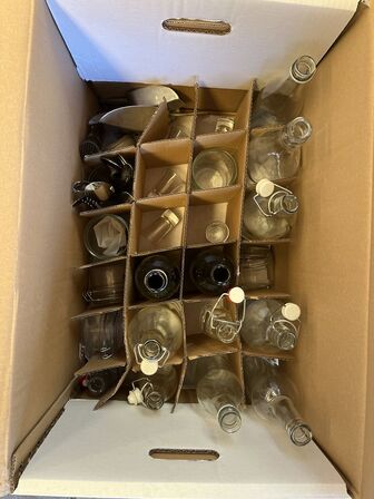 Drikkeservice uspecifiseret antal glas opbevaret i 20 stk. flyttekasser