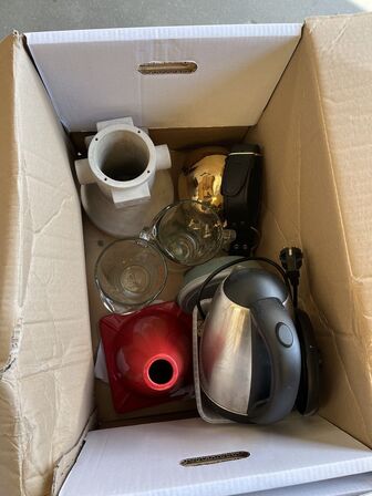 Blandet lot, bordventilatorer, kander, el-kedel, kaffemølle, service, fade