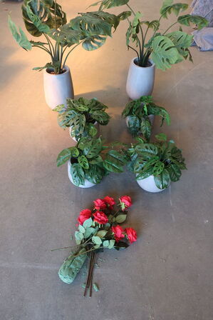 6 stk. kunstige stueplanter i hvide krukker + 7 stk. kunstige rosenstilke