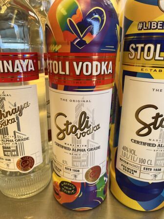 10 flasker vodka STOLICHNAYA, fire varianter
