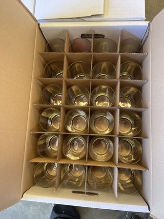 Drikkeservice uspecifiseret antal glas opbevaret i 20 stk. flyttekasser