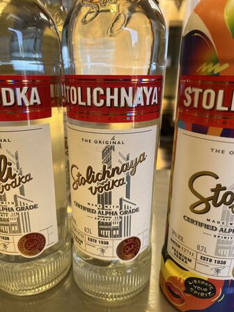 10 flasker vodka STOLICHNAYA, fire varianter