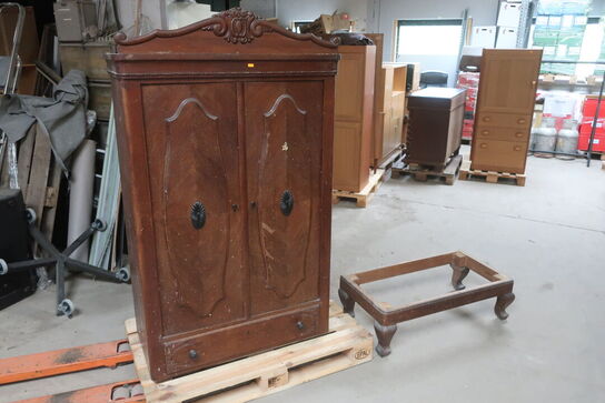 Ældre karlekammerskab 