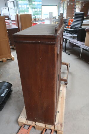 Ældre karlekammerskab 