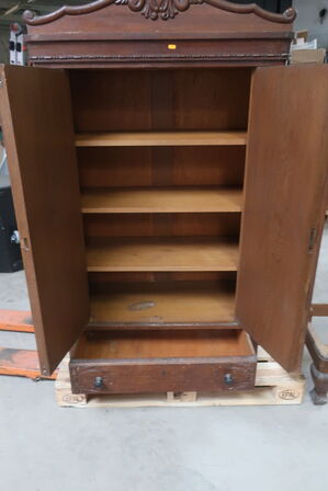 Ældre karlekammerskab 