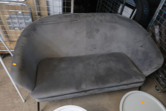 Sofa, 2 stk. borde og stumtjener