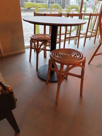 4 stk. cafeborde med stole, samt børnestol og bord