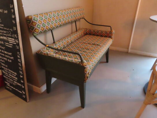 Sofa i stål, træ og stof