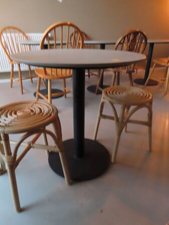 4 stk. cafeborde med stole, samt børnestol og bord