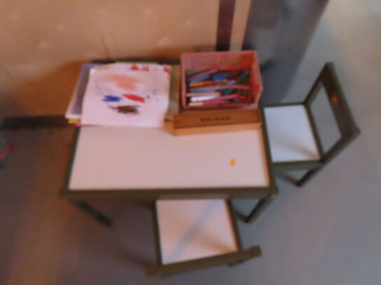 4 stk. cafeborde med stole, samt børnestol og bord