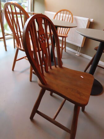 4 stk. cafeborde med stole, samt børnestol og bord