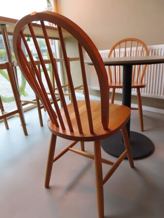 4 stk. cafeborde med stole, samt børnestol og bord