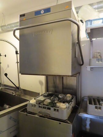 Industriopvaskemaskine, HOBART AMX-10 inkl. bord og bakker