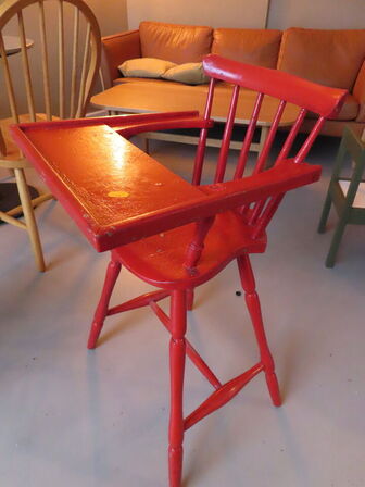 4 stk. cafeborde med stole, samt børnestol og bord