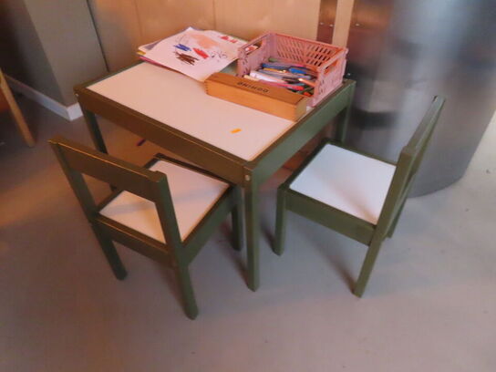 4 stk. cafeborde med stole, samt børnestol og bord