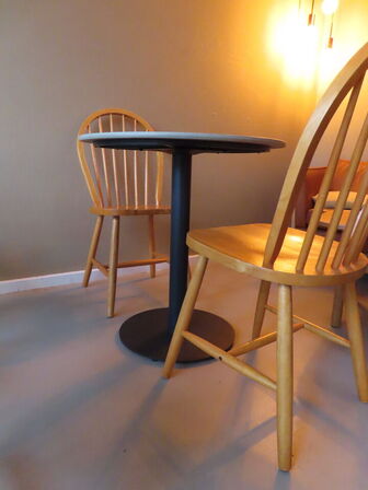 4 stk. cafeborde med stole, samt børnestol og bord