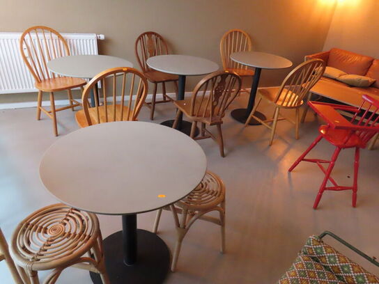 4 stk. cafeborde med stole, samt børnestol og bord